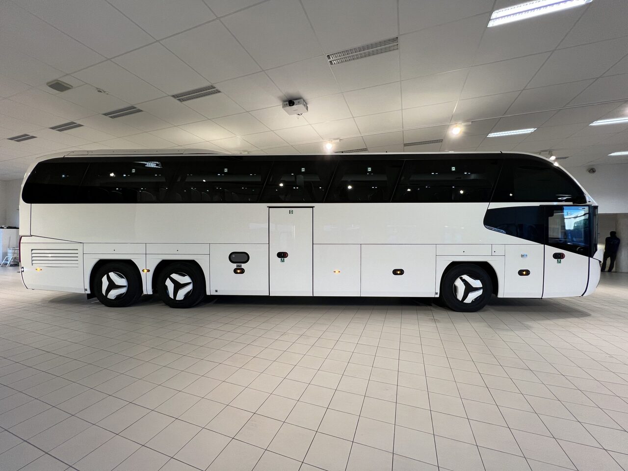 Туристичний автобус Neoplan Cityliner P15 Euro 6E V.I.P Exclusive Class (svart / brons färgad skinnklädsel): фото 7