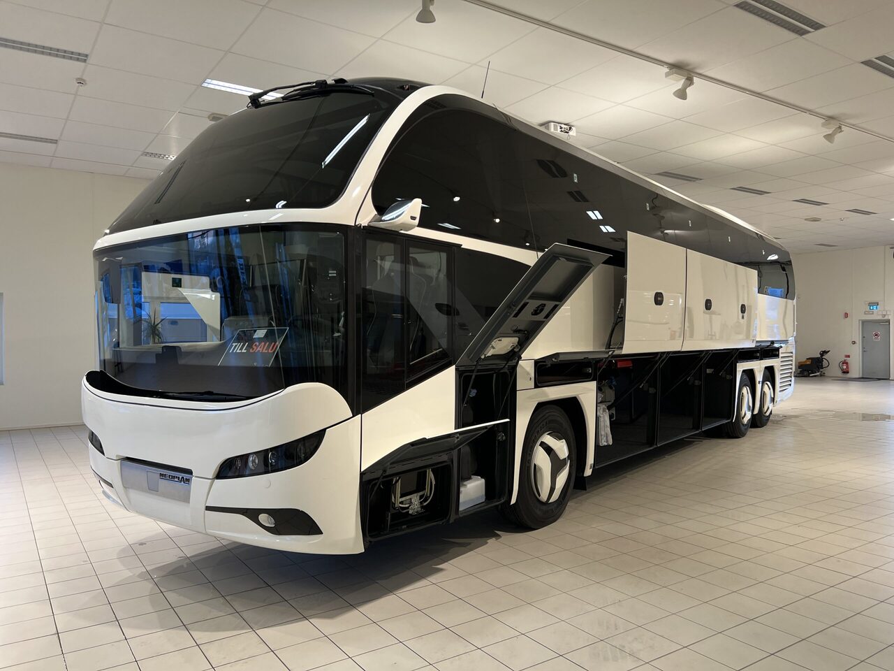 Туристичний автобус Neoplan Cityliner P15 Euro 6E V.I.P Exclusive Class (svart / brons färgad skinnklädsel): фото 12