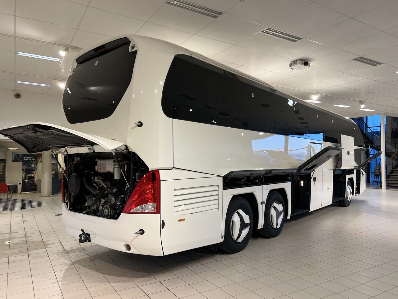 Туристичний автобус Neoplan Cityliner P15 Euro 6E V.I.P Exclusive Class (svart / brons färgad skinnklädsel): фото 16