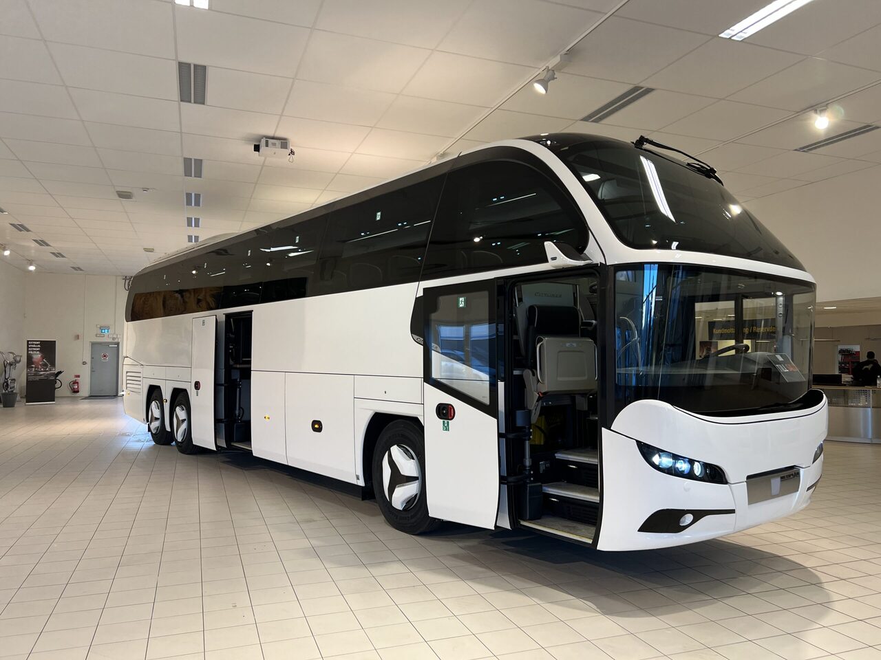 Туристичний автобус Neoplan Cityliner P15 Euro 6E V.I.P Exclusive Class (svart / brons färgad skinnklädsel): фото 10