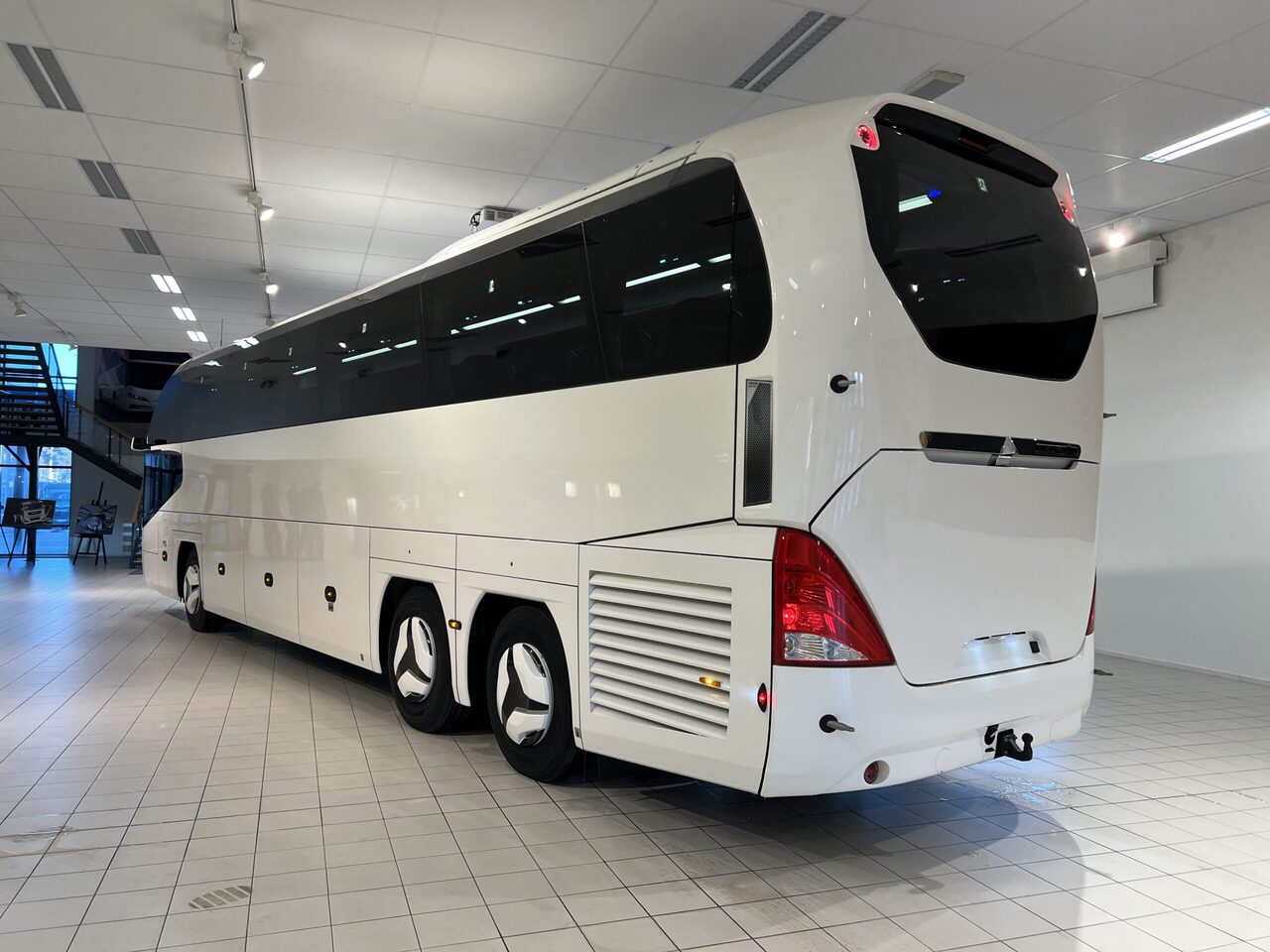 Туристичний автобус Neoplan Cityliner P15 Euro 6E V.I.P Exclusive Class (svart / brons färgad skinnklädsel): фото 4