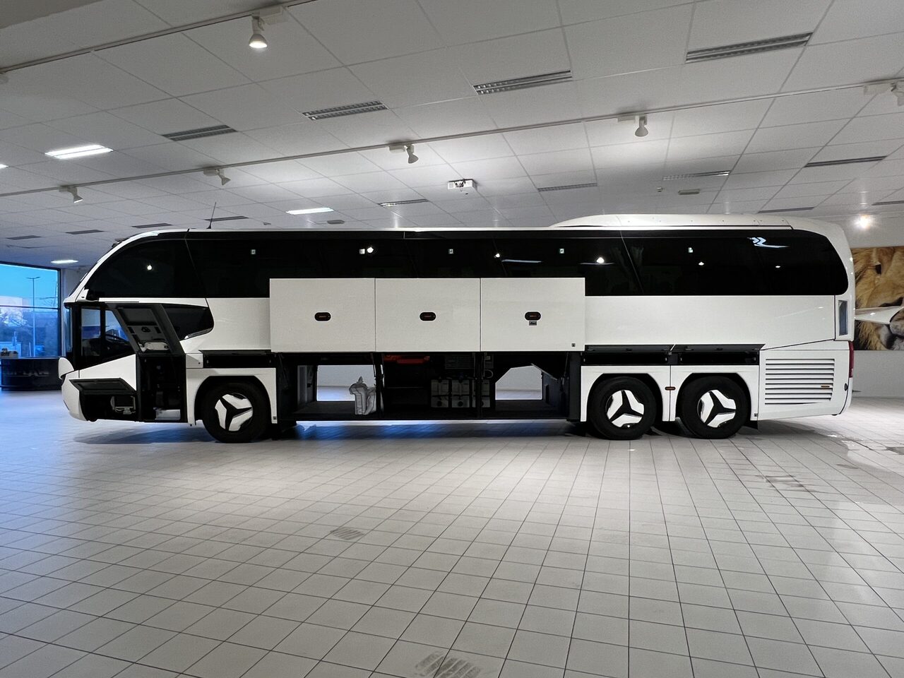 Туристичний автобус Neoplan Cityliner P15 Euro 6E V.I.P Exclusive Class (svart / brons färgad skinnklädsel): фото 13