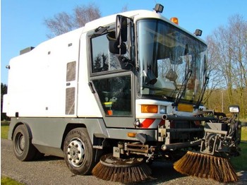RAVO 560 with 3rd broom - Підмітально-прибиральна машина