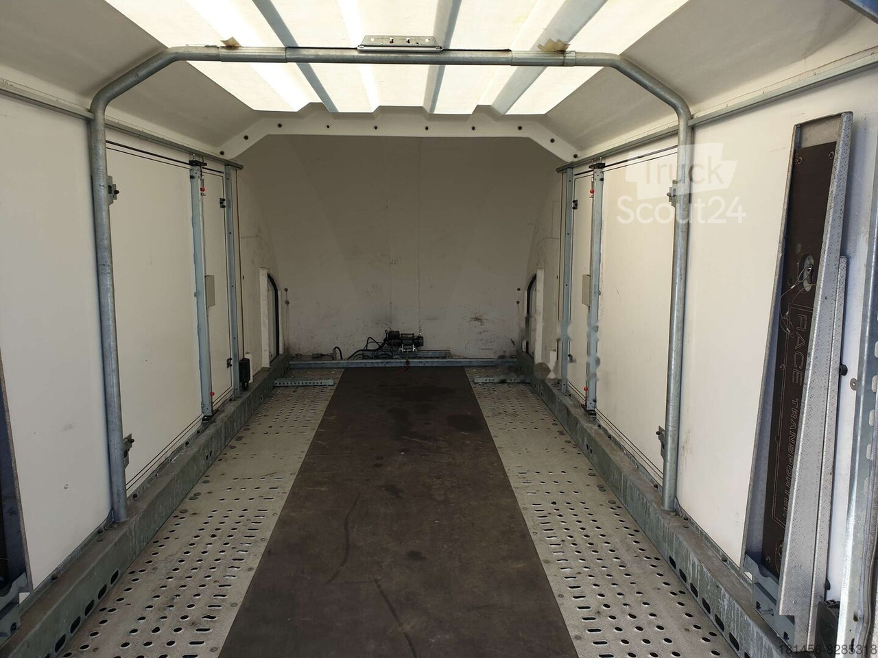 Автовоз причіп Brian James Trailers enclosed Car Race Transporter 5 500x212 tip second hand: фото 14