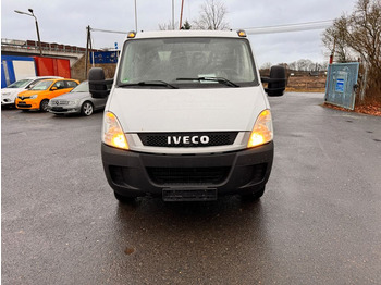 Легка бортова вантажівка IVECO