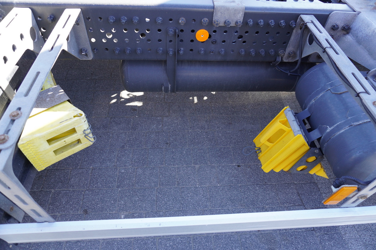 Вантажівка шасі MERCEDES-BENZ Actros 2542 Low Deck BDF / 6×2 / E6 / steering axle: фото 23