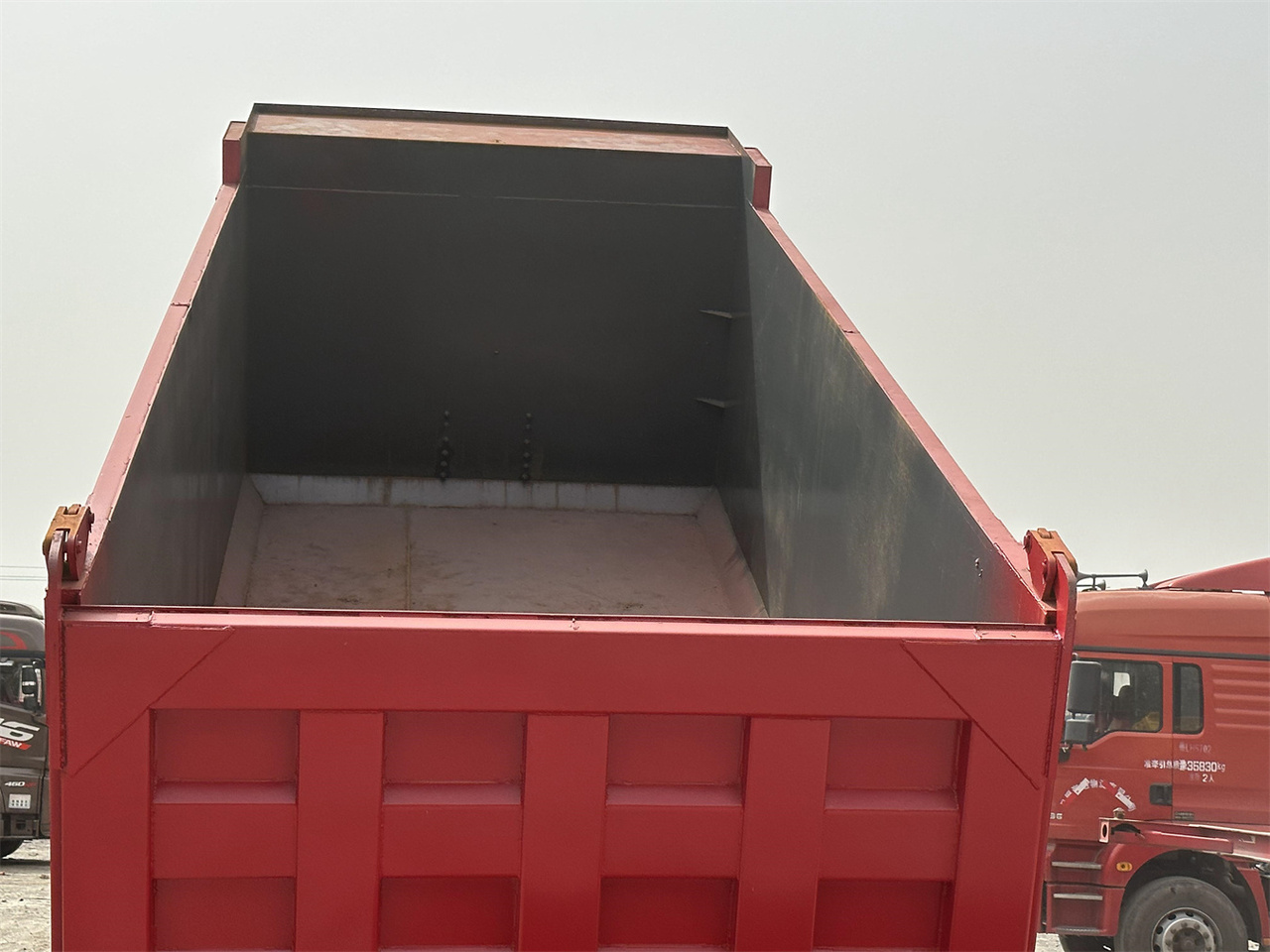 Самоскид вантажівка Для транспортування силосу SINOTRUK HOWO 371 Dump Truck: фото 9