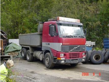 VOLVO  - Тентована вантажівка