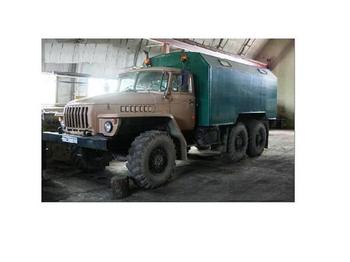 URAL 5557 - Вантажівка з закритим кузовом