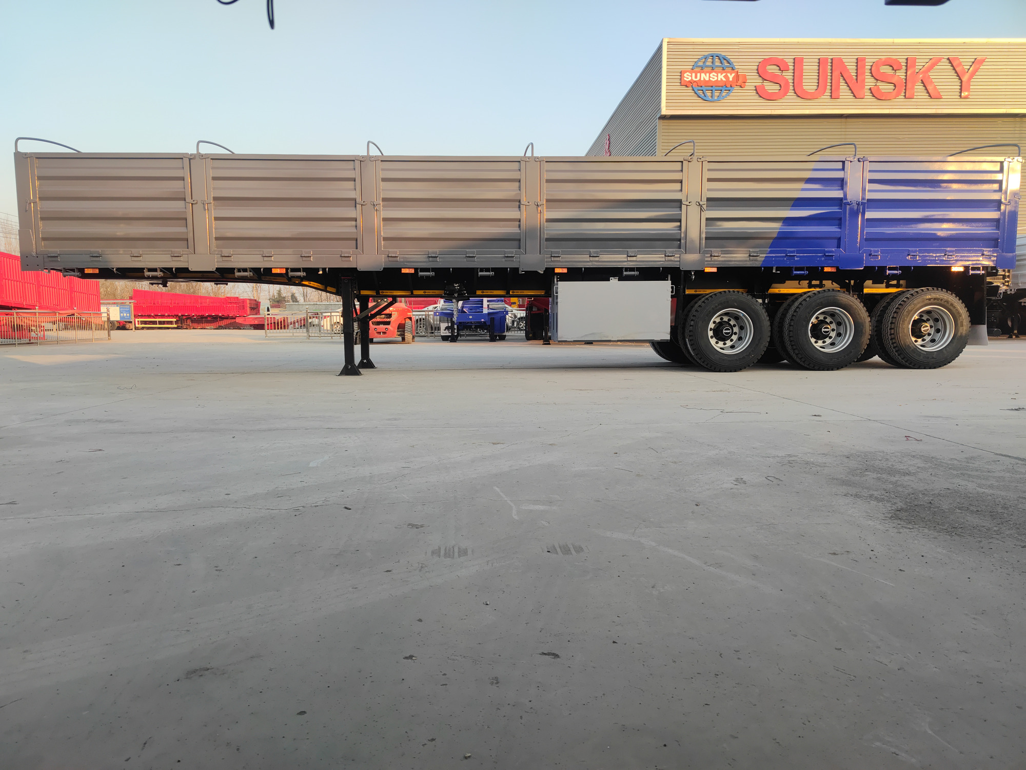 Xiamen Sunsky Vehicle Co.,Ltd - Вантажівки SINOTRUK HOWO - 8х4, Коробка передач: ручна undefined: фото 1