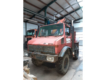 Вантажівка з маніпулятором UNIMOG