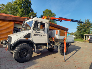 Вантажівка з маніпулятором UNIMOG