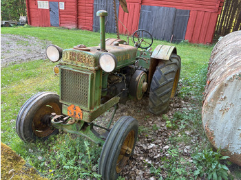 Трактор JOHN DEERE