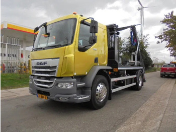 Скіповий навантажувач вантажівка DAF XB 290