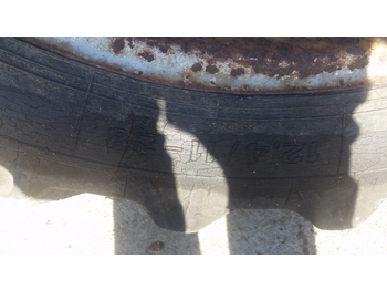 Колесо в категорії Трактори Massey Ferguson 135 Rear Wheel And Tyre 12.4/11-28. 1please Check By The Photos: фото 3