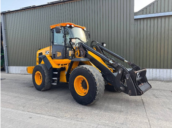 Компактний фронтальний навантажувач JCB