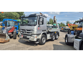 Скіповий навантажувач вантажівка MERCEDES-BENZ