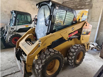 Міні-навантажувач CATERPILLAR