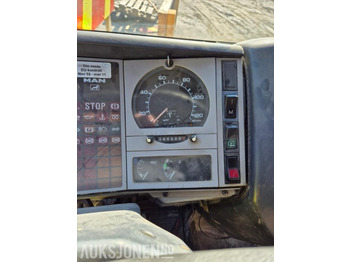 Вантажівка з закритим кузовом 1997 MAN 10.224 LC Mannskapsbil med bakløft - 344980KM: фото 3