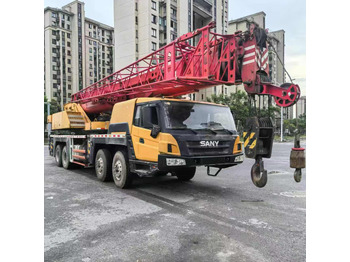 Вантажівка з маніпулятором