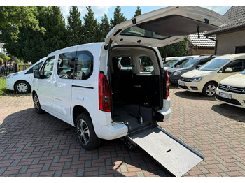 Легковий автомобіль OPEL