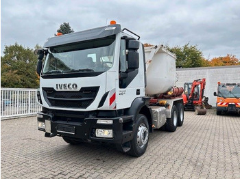 Скіповий навантажувач вантажівка IVECO Trakker