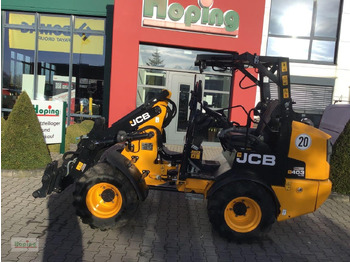 Компактний фронтальний навантажувач JCB