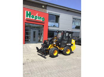 Компактний фронтальний навантажувач JCB