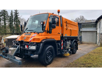 Підмітально-прибиральна машина UNIMOG U400