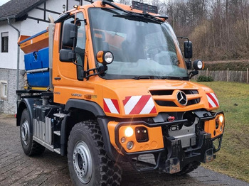 Снігоприбиральна машина UNIMOG