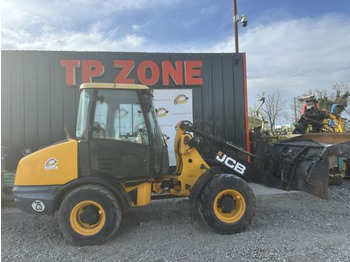 Компактний фронтальний навантажувач JCB