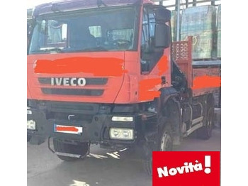 Вантажівка з маніпулятором IVECO Trakker