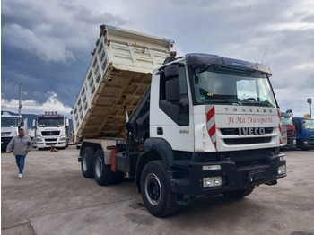 Вантажівка з маніпулятором IVECO Trakker