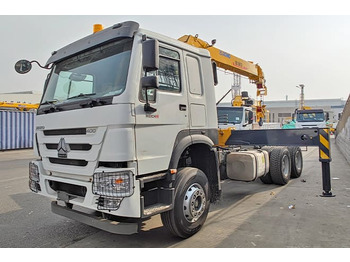 Вантажівка з маніпулятором