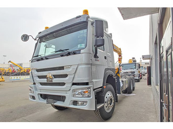 Вантажівка з маніпулятором