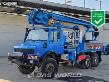 Вантажівка з маніпулятором UNIMOG