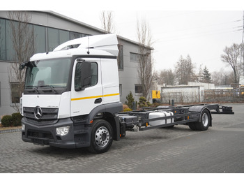 Вантажівка шасі MERCEDES-BENZ Actros 1824 / 9.1 m chassis / sleeping cabin: фото 2
