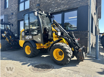 Компактний фронтальний навантажувач JCB