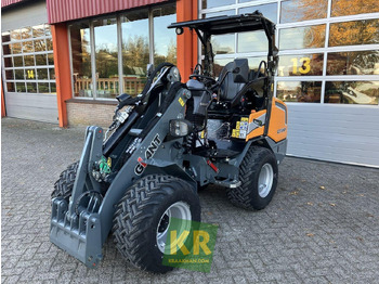 Компактний фронтальний навантажувач GIANT