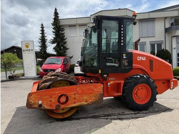 Компактор CATERPILLAR