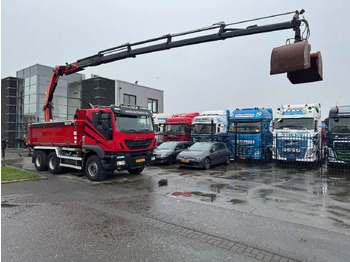 Вантажівка з маніпулятором IVECO Trakker