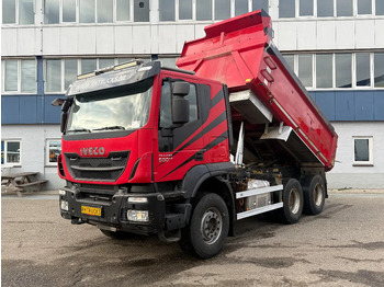 Самоскид вантажівка IVECO Trakker