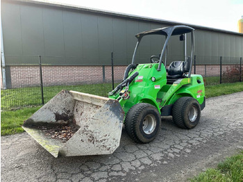 Колісний навантажувач AVANT