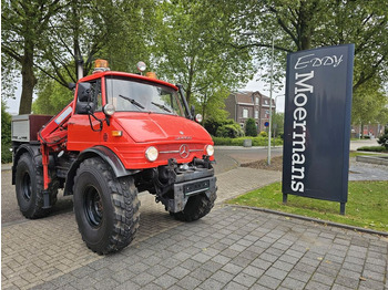 Вантажівка з маніпулятором UNIMOG