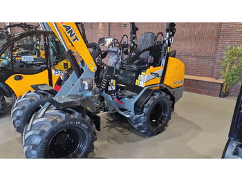 Компактний фронтальний навантажувач GIANT