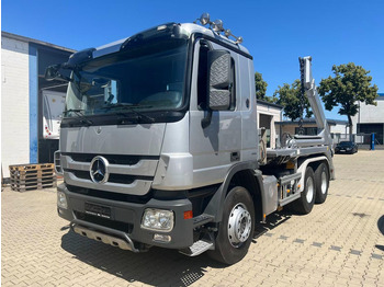 Скіповий навантажувач вантажівка MERCEDES-BENZ Actros 2644