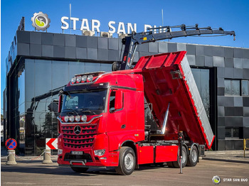 Вантажівка з маніпулятором