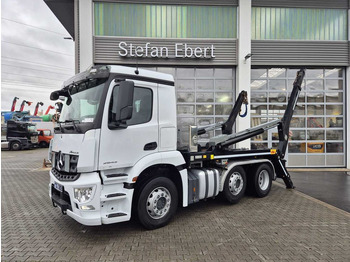 Скіповий навантажувач вантажівка MERCEDES-BENZ Arocs