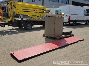 Будівельне обладнання Aluminium Dropside Side Panels (2 of), Hiab Outrigger Feet (3 of), Chubb Key Safe: фото 5