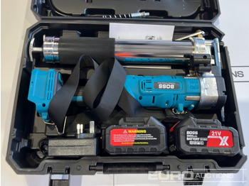 Будівельне обладнання Boss 21 Volt Lithium Battery Cordless Grease Gun, 2 Batteries, Charger, Case, Shoulder Strap, Extension Pieces and Fittings: фото 4